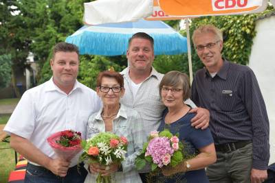 Staffelbergabe im CDU-Brgerbro - Eine Staffelübergabe vollzog sich kürzlich im Bürgerbüro des Landtagsabgeordneten Markus Kurze in der Schartauer Straße 41 in Burg. Nach 14 Jahren der Mitarbeit im CDU-Wahlkreisbüro verabschiedete sich dessen Leiterin Helga Reichelt in den Ruhestand. 